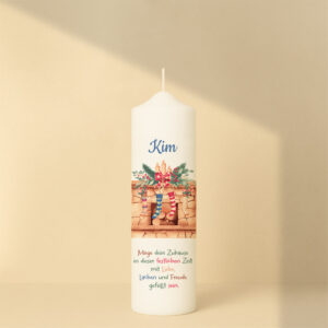 Personalisierte Weihnachtskerze mit Kaminmotiv in warmen Farben und festlichem Spruch – gemütliches Highlight zur Weihnachtszeit.
