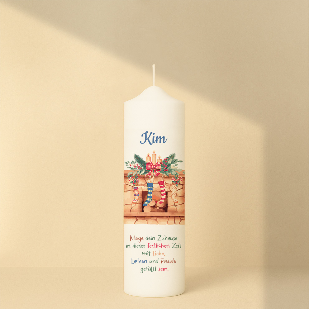Personalisierte Weihnachtskerze mit Kaminmotiv in warmen Farben und festlichem Spruch – gemütliches Highlight zur Weihnachtszeit.