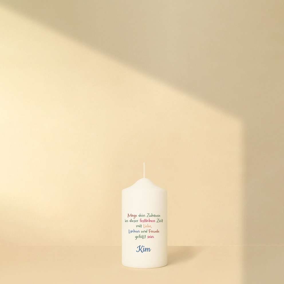 Personalisierte Weihnachtskerze mit Kaminmotiv in warmen Farben und festlichem Spruch – gemütliches Highlight zur Weihnachtszeit.