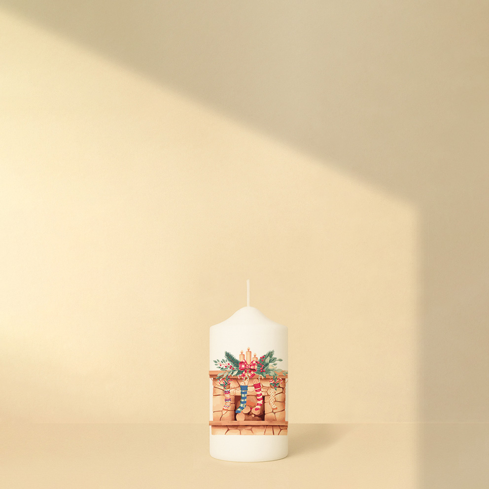 Personalisierte Weihnachtskerze mit Kaminmotiv in warmen Farben und festlichem Spruch – gemütliches Highlight zur Weihnachtszeit.
