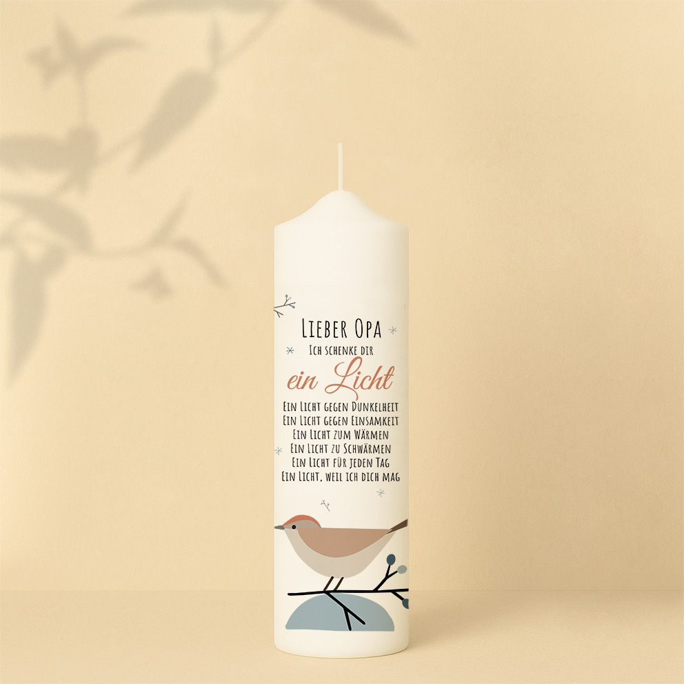 Personalisierte Weihnachtskerze für Opa mit Vogelmotiv und herzlicher Lichtbotschaft – schlicht, stilvoll und emotional.