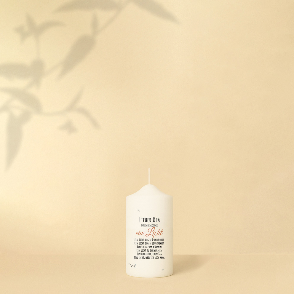 Personalisierte Weihnachtskerze für Opa mit Vogelmotiv und herzlicher Lichtbotschaft – schlicht, stilvoll und emotional.