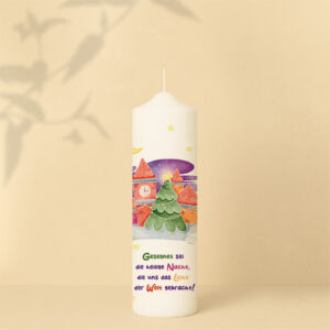 Weihnachtskerze mit bunter Winterlandschaft und Tannenbaum im Sternenhimmel – stimmungsvolles Motiv für die heilige Nacht.