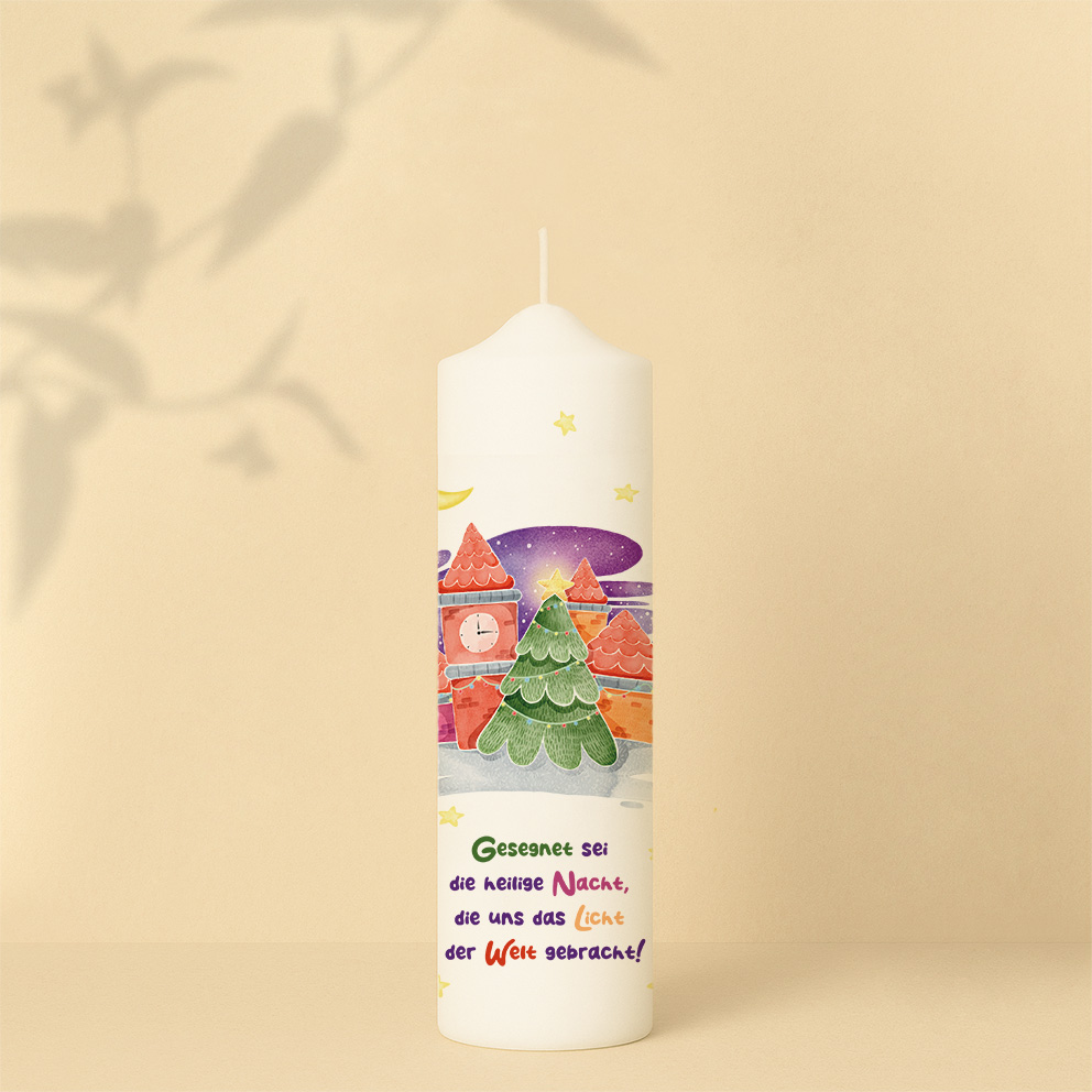 Weihnachtskerze mit bunter Winterlandschaft und Tannenbaum im Sternenhimmel – stimmungsvolles Motiv für die heilige Nacht.