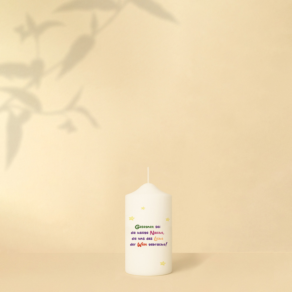 Weihnachtskerze mit bunter Winterlandschaft und Tannenbaum im Sternenhimmel – stimmungsvolles Motiv für die heilige Nacht.