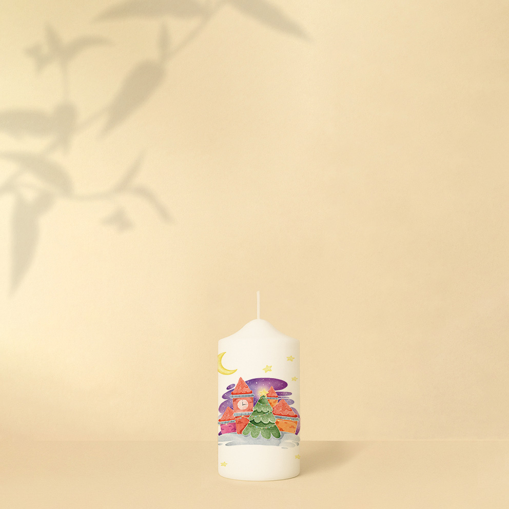 Weihnachtskerze mit bunter Winterlandschaft und Tannenbaum im Sternenhimmel – stimmungsvolles Motiv für die heilige Nacht.