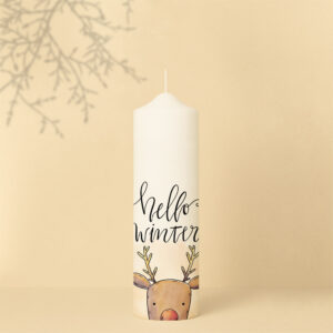 Personalisierte Weihnachtskerze mit niedlichem Rentier und Schriftzug „Hello Winter“ – modernes, minimalistisches Design in Naturtönen.
