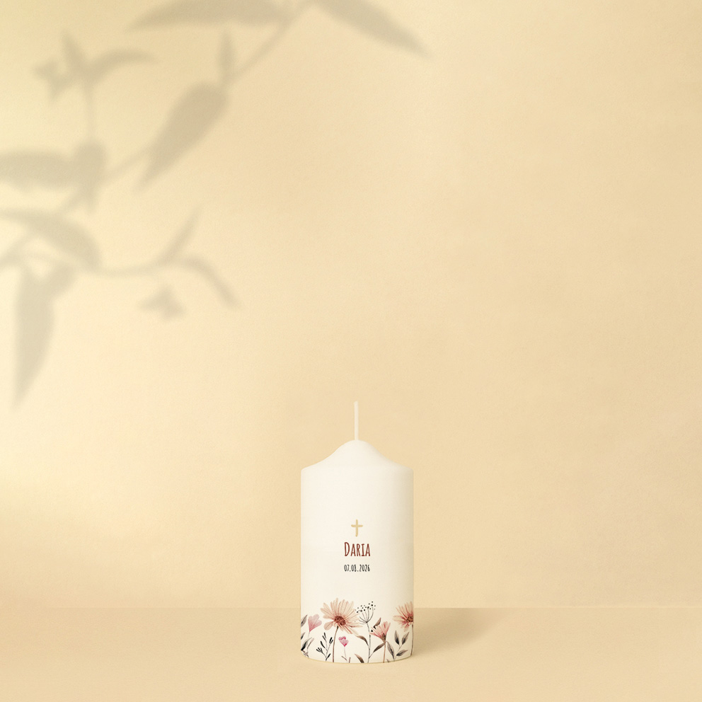 Taufkerze mit Blumen, Bibelzitat, Kreuz, Name und Datum – Personalisiert und in zwei Größen erhältlich.