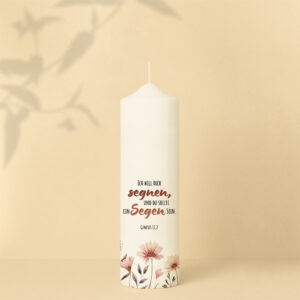 Taufkerze mit Blumen, Bibelzitat, Kreuz, Name und Datum – Personalisiert und in zwei Größen erhältlich.