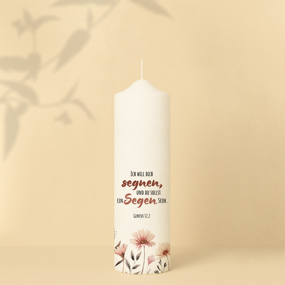 Taufkerze mit Blumen, Bibelzitat, Kreuz, Name und Datum – Personalisiert und in zwei Größen erhältlich.
