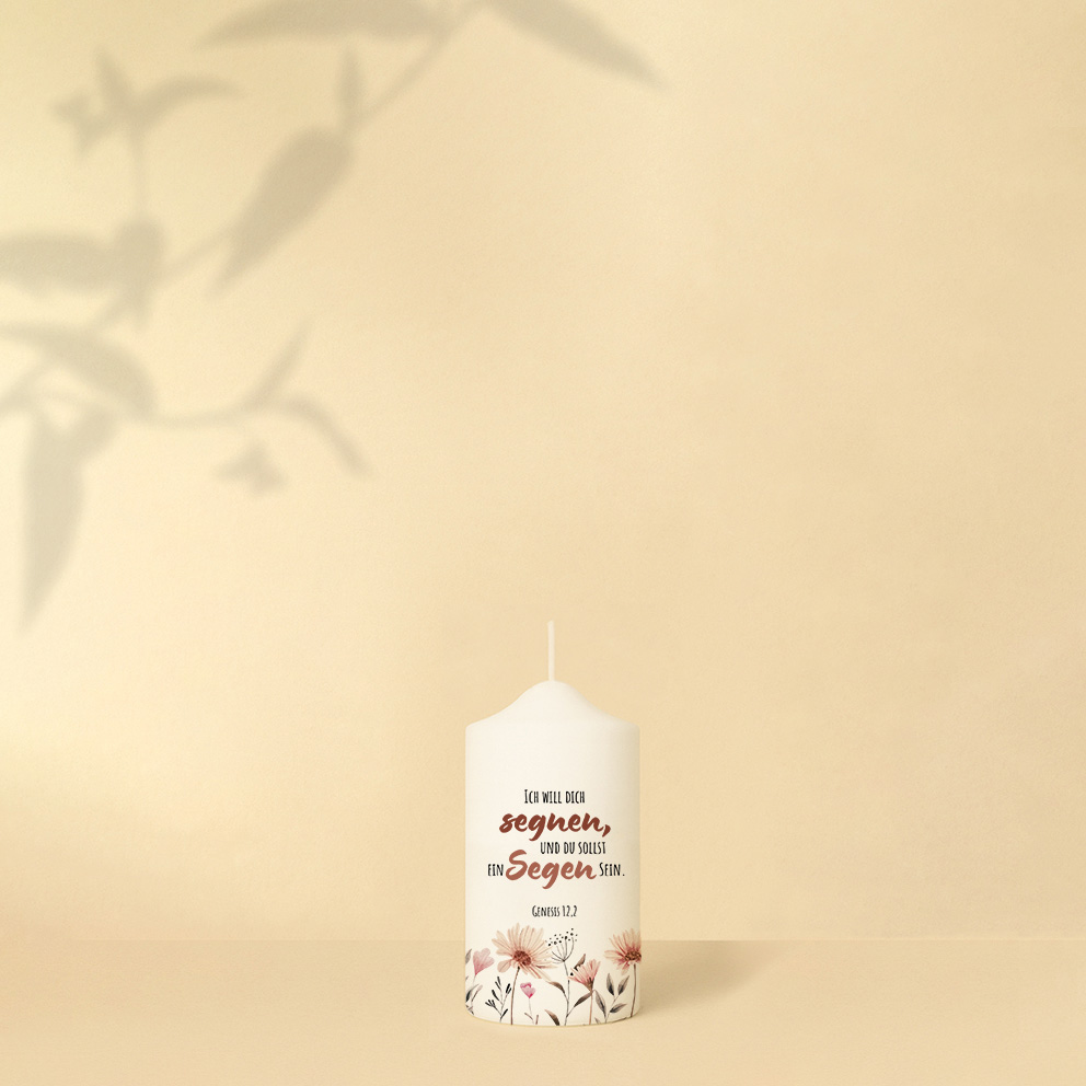 Taufkerze mit Blumen, Bibelzitat, Kreuz, Name und Datum – Personalisiert und in zwei Größen erhältlich.