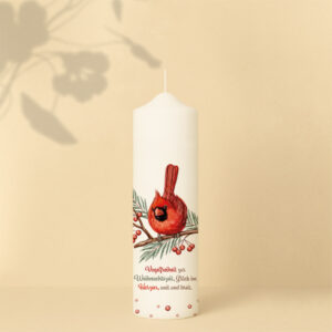 Weihnachtskerze mit rotem Vogel auf Zweig und Spruch über Glück und Freiheit – festlich und natürlich zugleich.