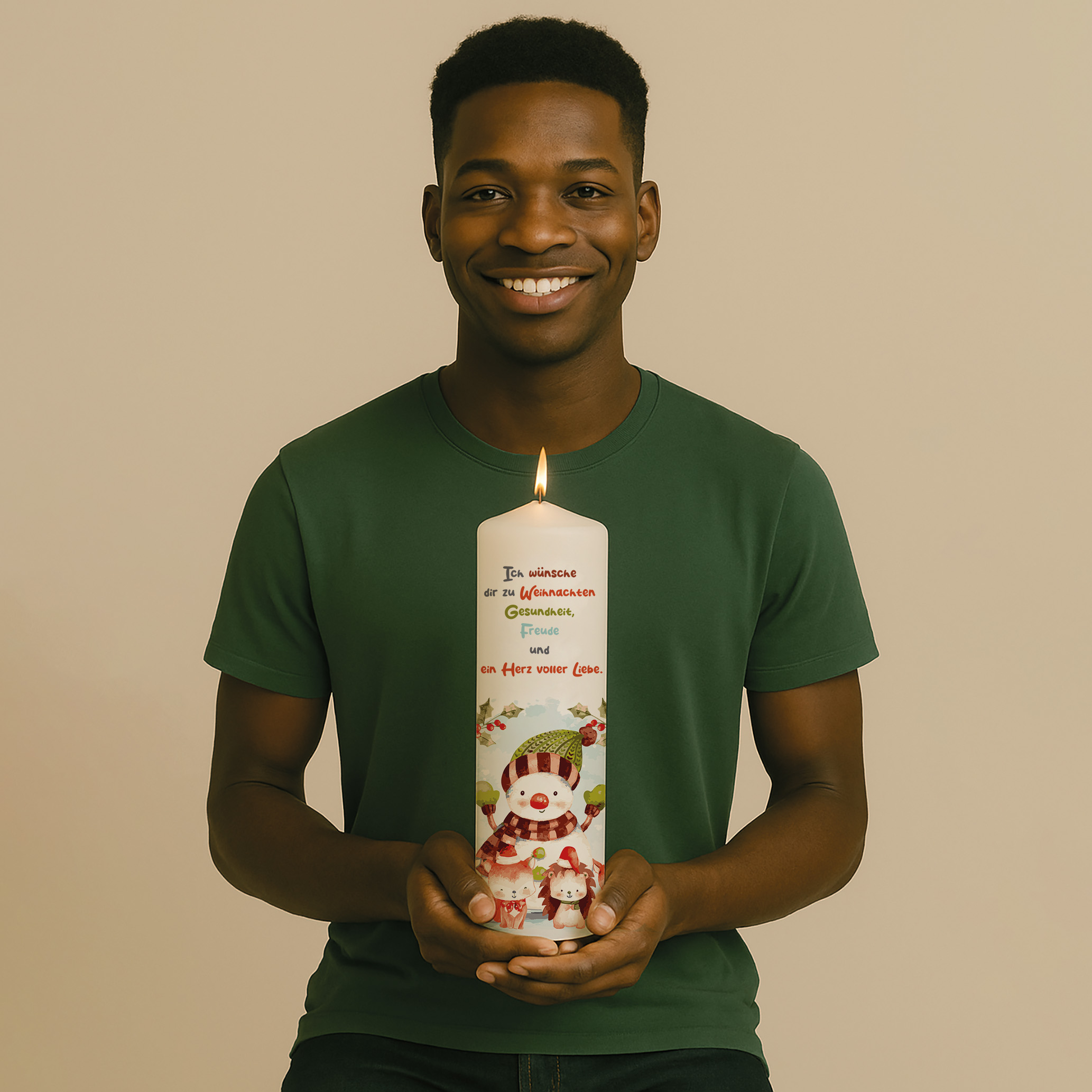 Weihnachtskerze mit fröhlichem Schneemann in Rot-Grün und liebevollem Weihnachtsspruch – festlich und farbenfroh.