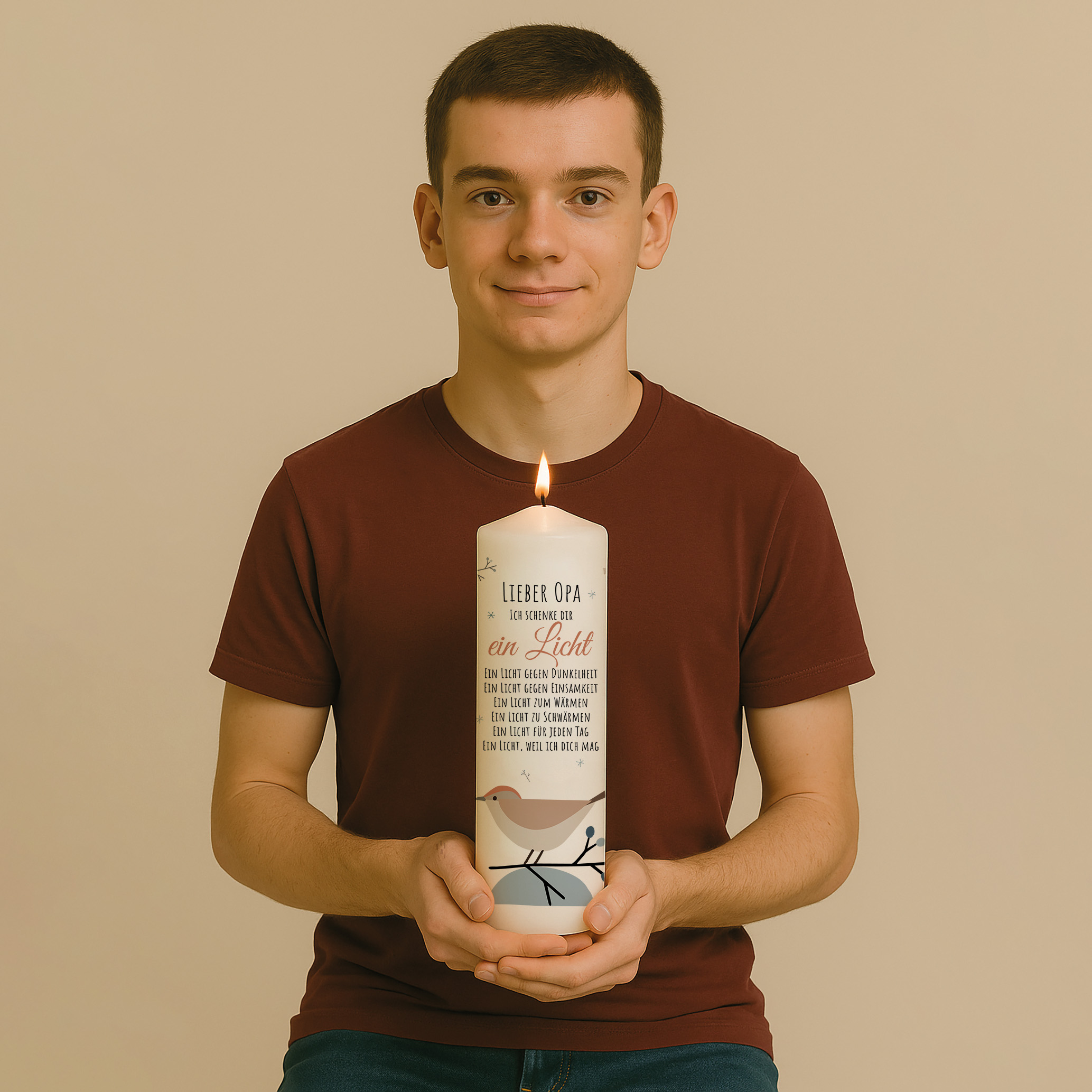 Personalisierte Weihnachtskerze für Opa mit Vogelmotiv und herzlicher Lichtbotschaft – schlicht, stilvoll und emotional.