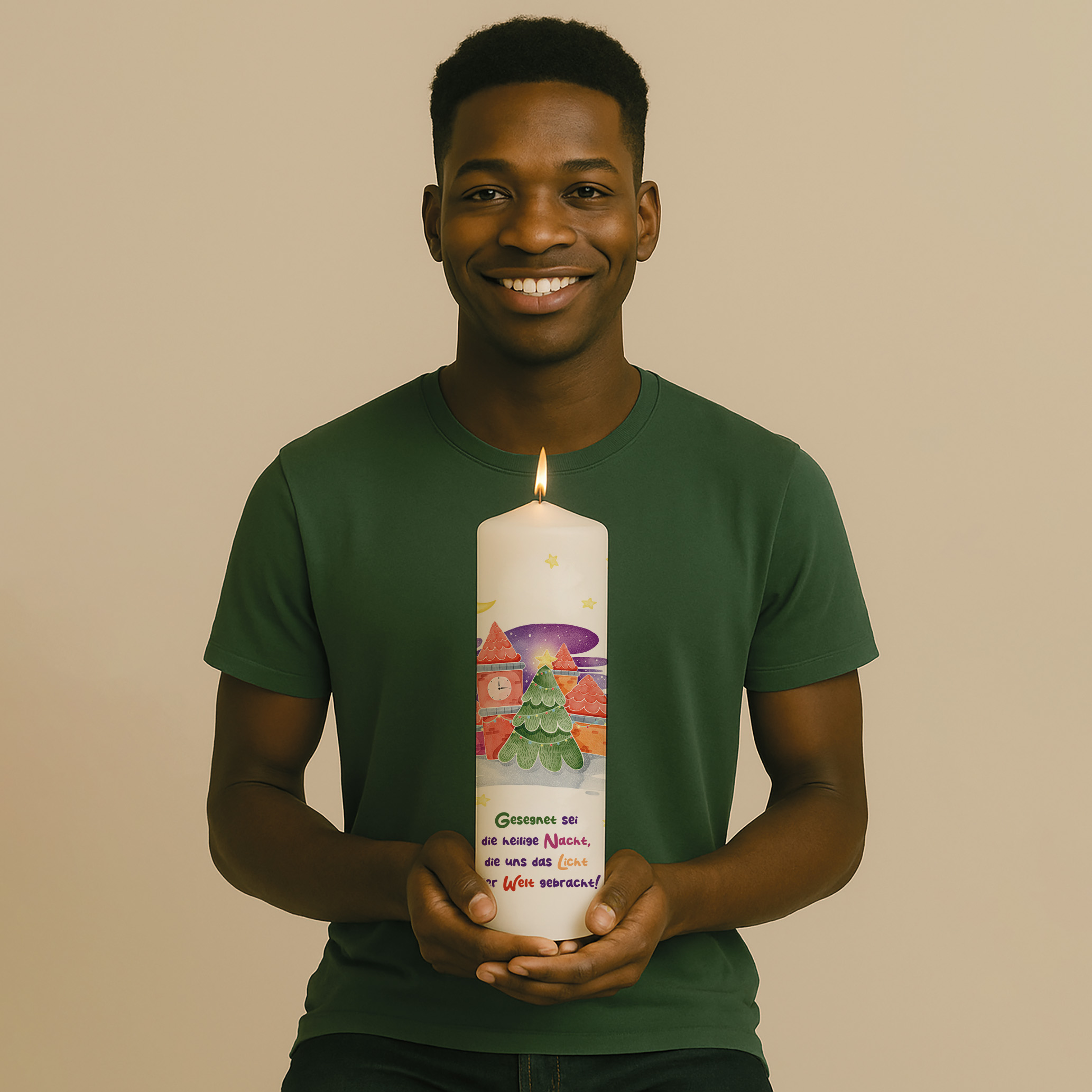 Weihnachtskerze mit bunter Winterlandschaft und Tannenbaum im Sternenhimmel – stimmungsvolles Motiv für die heilige Nacht.