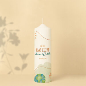 Personalisierte Lebenskerze mit Weltkugel, Pflanzen und Reisesymbolen – farbenfrohes Design voller Abenteuerlust und Lebensfreude.