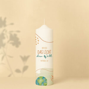 Ansicht vorne: Personalisierte Lebenskerze in groß mit Weltkugel, Pflanzen und Reisesymbolen – farbenfrohes Design voller Abenteuerlust und Lebensfreude.