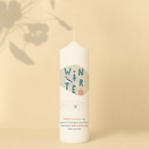 Weihnachtskerze im modernen Grafikstil mit Wintermotiven in Blau und Grau – schlichtes Design mit hoffnungsvollem Weihnachtsspruch.