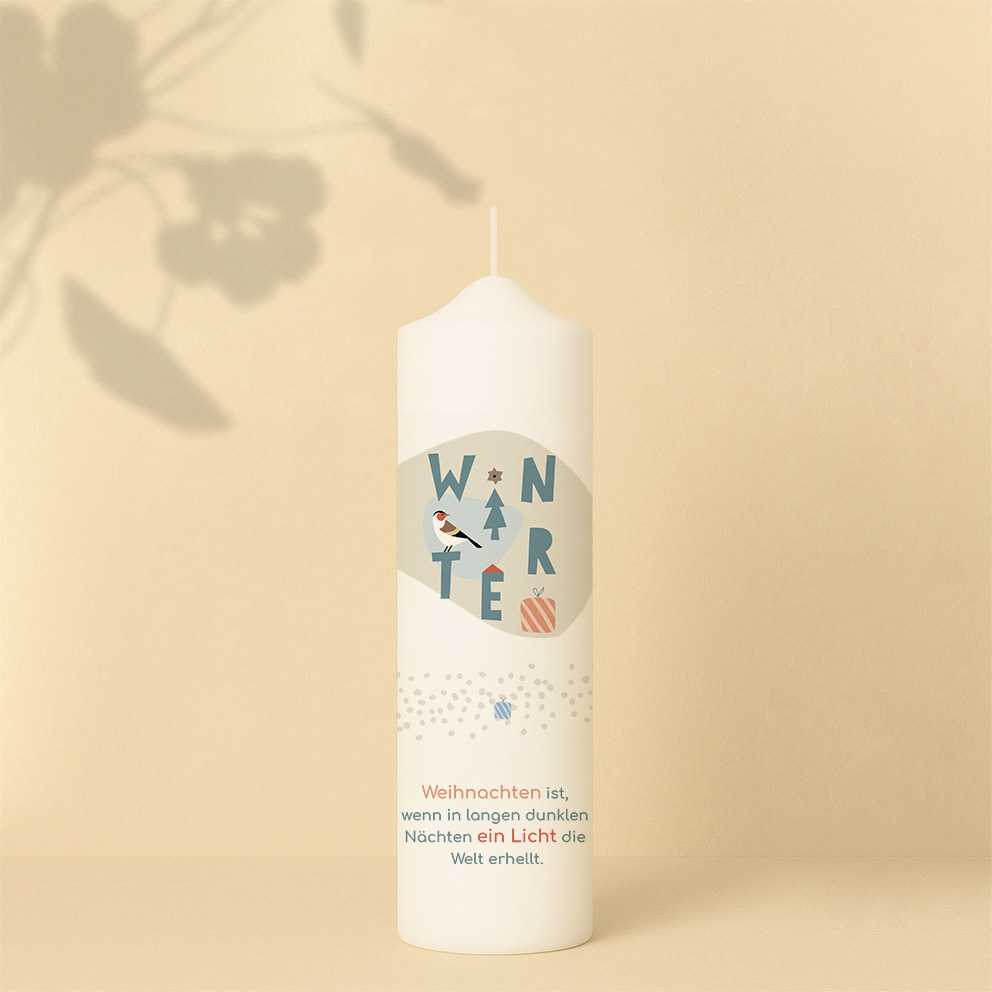 Weihnachtskerze im modernen Grafikstil mit Wintermotiven in Blau und Grau – schlichtes Design mit hoffnungsvollem Weihnachtsspruch.