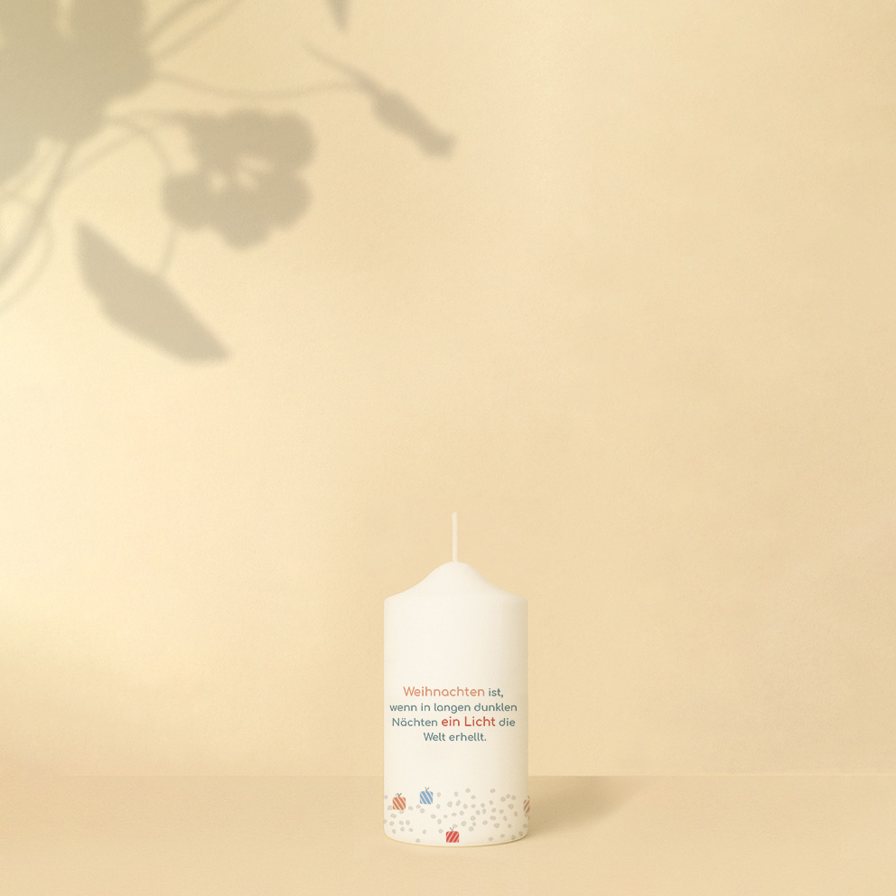 Weihnachtskerze im modernen Grafikstil mit Wintermotiven in Blau und Grau – schlichtes Design mit hoffnungsvollem Weihnachtsspruch.