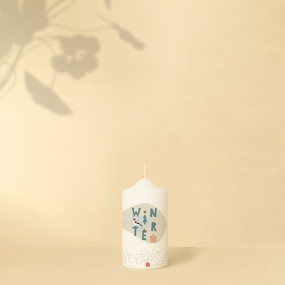 Weihnachtskerze im modernen Grafikstil mit Wintermotiven in Blau und Grau – schlichtes Design mit hoffnungsvollem Weihnachtsspruch.