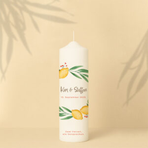 Personalisierte Hochzeitskerze mit frischen Zitronenmotiven und Olivenzweigen – sonniges, mediterranes Design voller Lebensfreude.