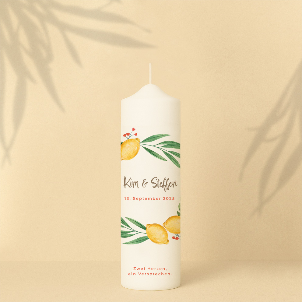 Personalisierte Hochzeitskerze mit frischen Zitronenmotiven und Olivenzweigen – sonniges, mediterranes Design voller Lebensfreude.
