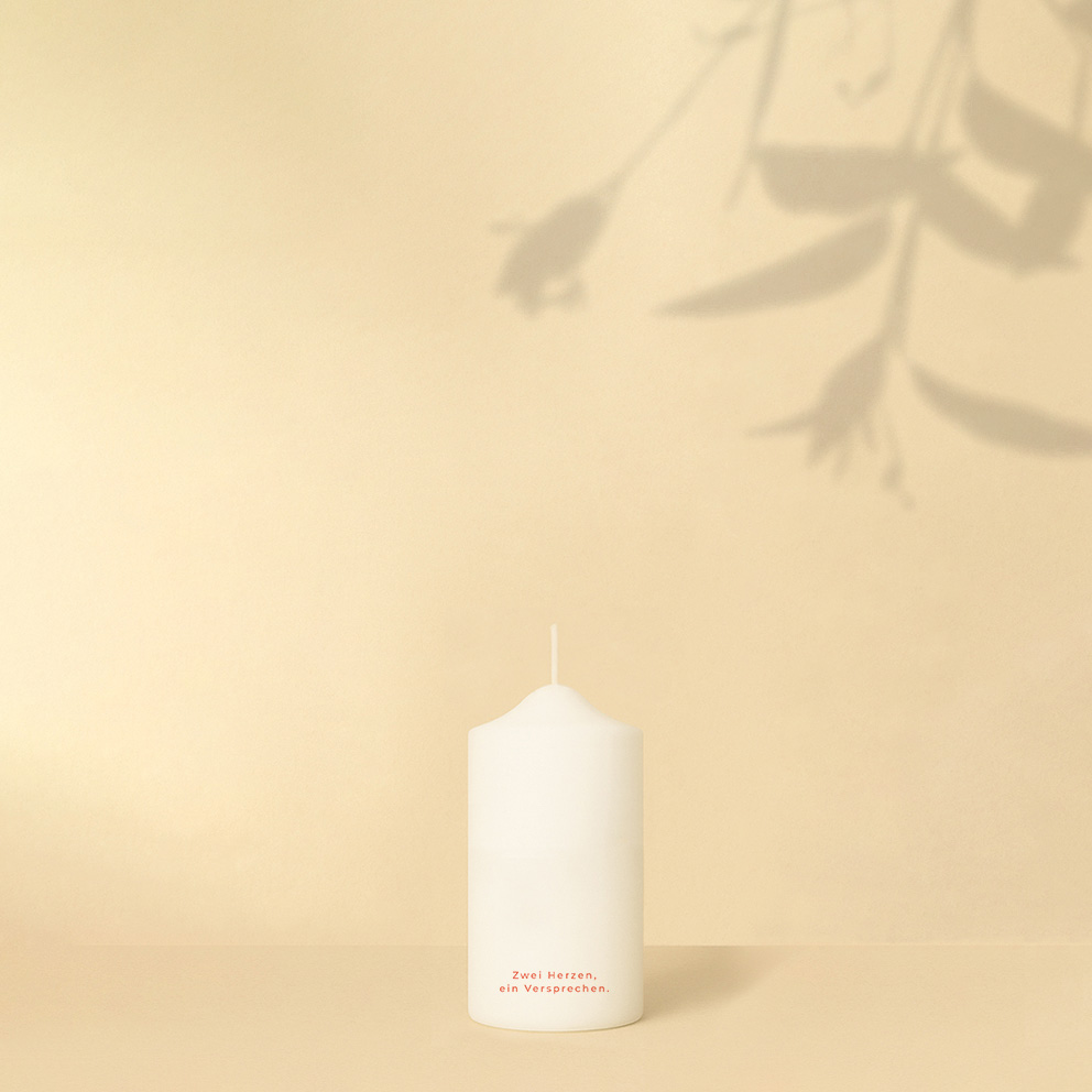 Personalisierte Hochzeitskerze mit frischen Zitronenmotiven und Olivenzweigen – sonniges, mediterranes Design voller Lebensfreude.