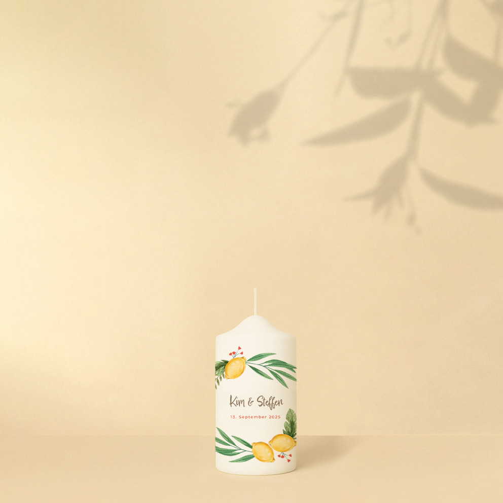 Personalisierte Hochzeitskerze mit frischen Zitronenmotiven und Olivenzweigen – sonniges, mediterranes Design voller Lebensfreude.
