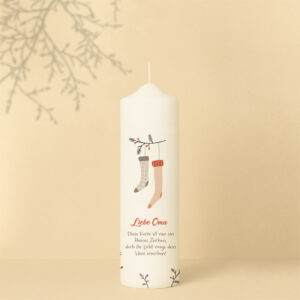 Personalisierte Weihnachtskerze mit dezenten Naturfarben, Zweig und Strümpfen – liebevolles Geschenk voller Wärme.