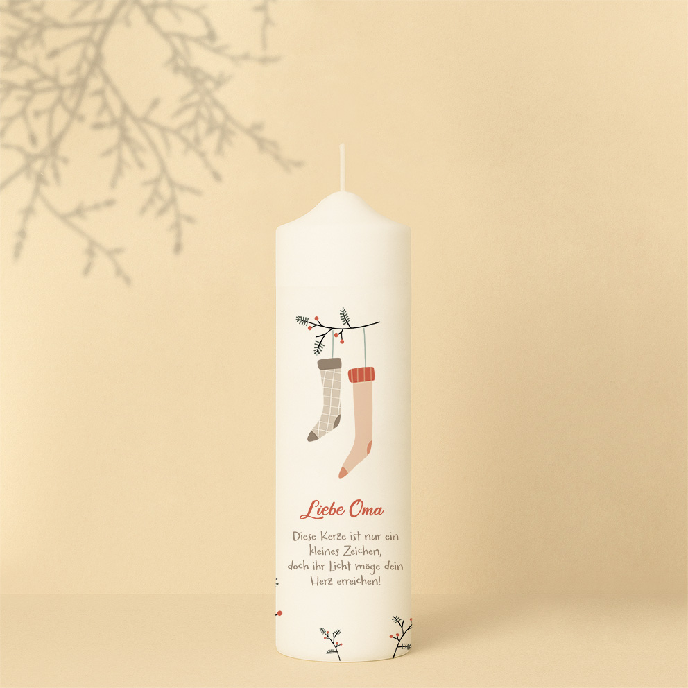 Personalisierte Weihnachtskerze mit dezenten Naturfarben, Zweig und Strümpfen – liebevolles Geschenk voller Wärme.