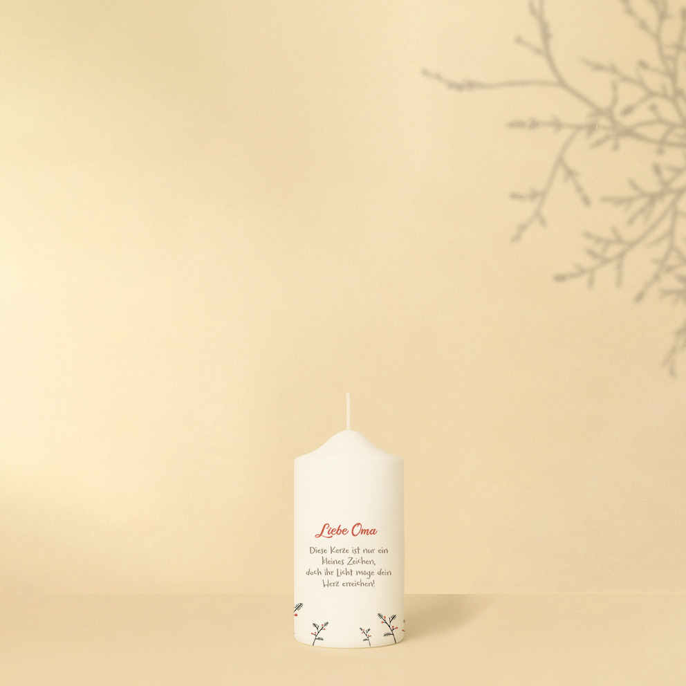 Personalisierte Weihnachtskerze mit dezenten Naturfarben, Zweig und Strümpfen – liebevolles Geschenk voller Wärme.