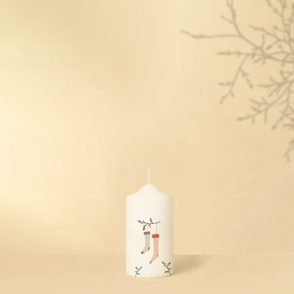 Personalisierte Weihnachtskerze mit dezenten Naturfarben, Zweig und Strümpfen – liebevolles Geschenk voller Wärme.