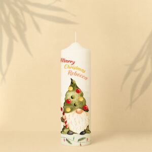 Personalisierte Weihnachtskerze mit fröhlichem Weihnachtszwerg in Grün oder Rot – verspieltes Motiv für festliche Stimmung.