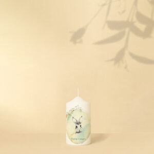 Osterkerze mit einem Hasen auf Aquarell-Hintergrund mit Text „Frohe Ostern“ – nur in klein erhältlich.