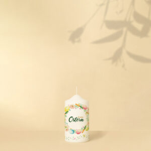 Osterkerze mit Osterkranz, Text „Frohe Ostern“, Banderole aus Punkten und Schmetterlingen – nur in klein erhältlich.