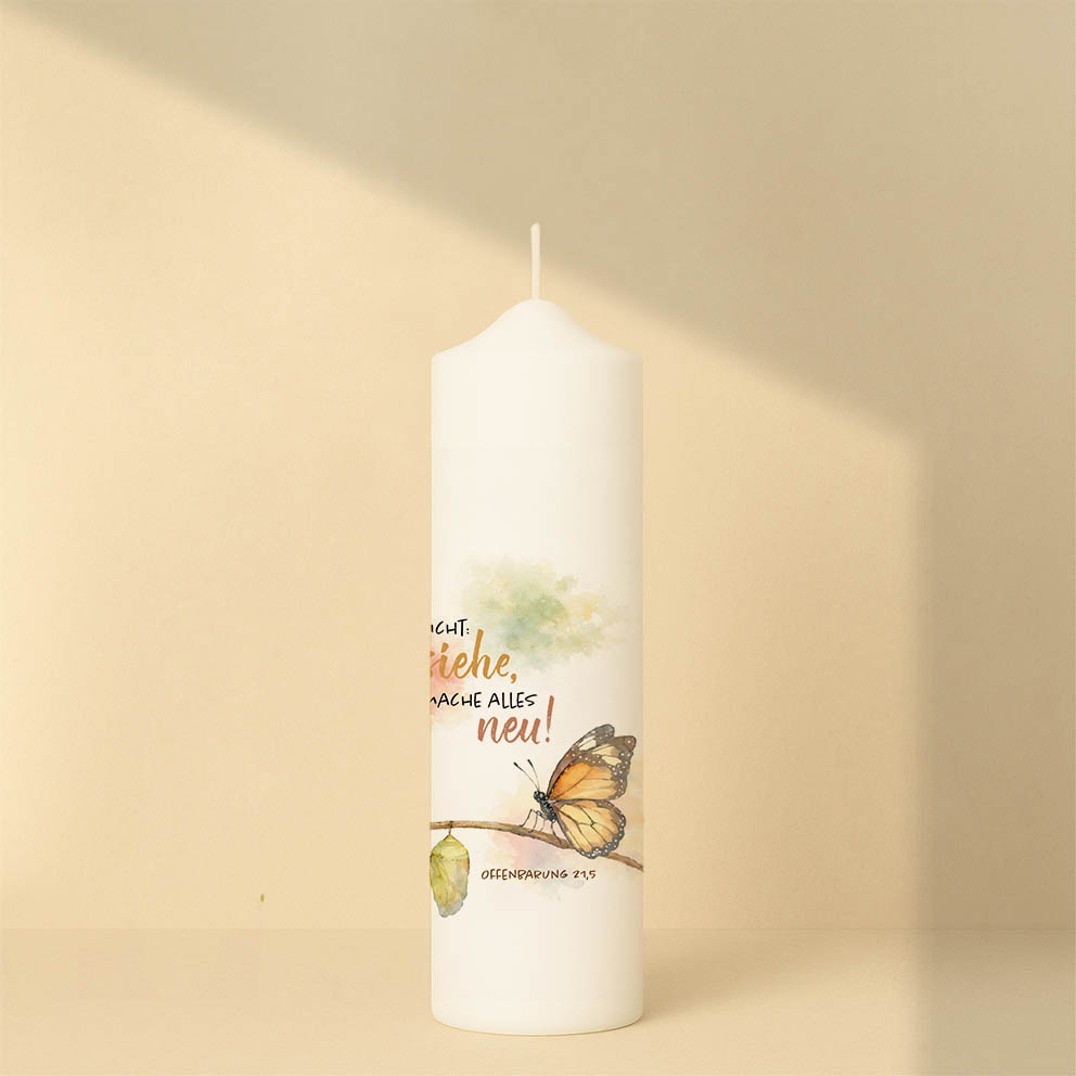 Große Kerze. Ansicht von vorne: Kerze zur Jahreslosung 2026 „Siehe, ich mache alles neu.“ mit Raupe, Kokon und Schmetterling als Symbol für Hoffnung und Neubeginn – inklusive passender DIN-A6-Klappkarte.