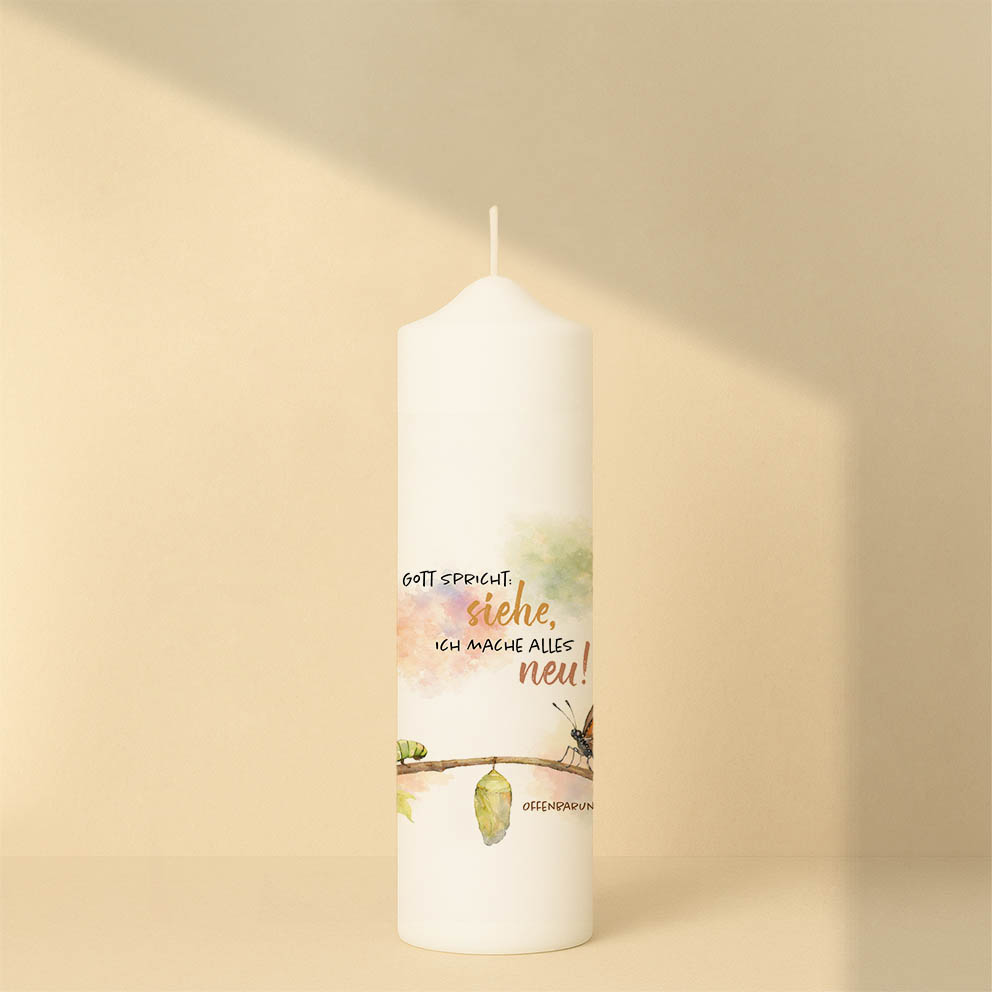 Vorderansicht von: Kerze zur Jahreslosung 2026 „Siehe, ich mache alles neu“ mit Raupe, Kokon und Schmetterling im Aquarellstil – Symbol für Hoffnung und Neubeginn.