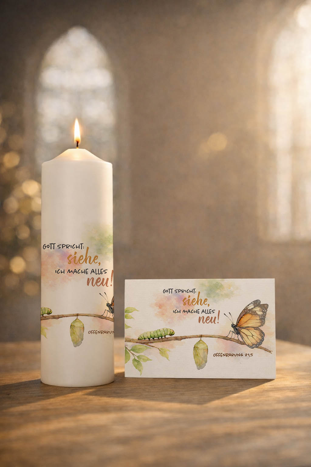 Ansicht Kerze und Karte: Kerze zur Jahreslosung 2026 „Siehe, ich mache alles neu“ mit Raupe, Kokon und Schmetterling im Aquarellstil – Symbol für Hoffnung und Neubeginn. Mit Klappkarte in DIN-A6.