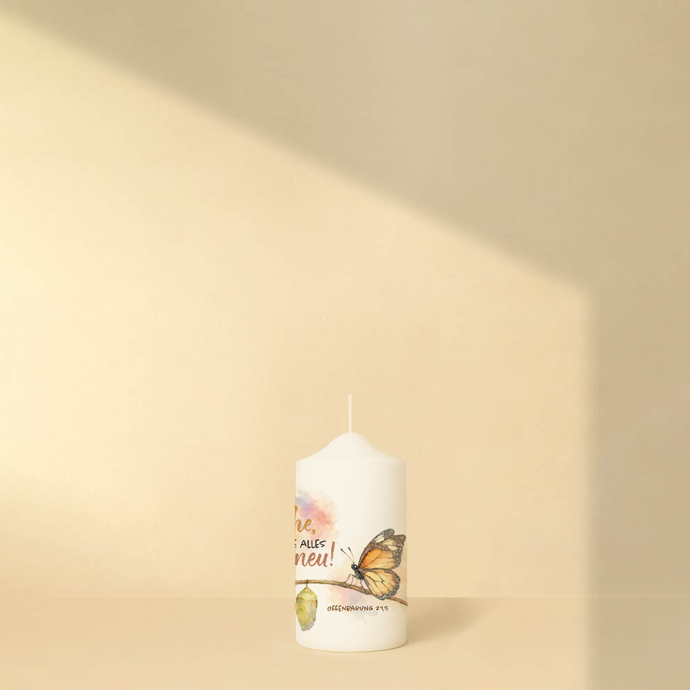 Kleine Kerze Ansicht von der rechten Seite: Kerze zur Jahreslosung 2026 „Siehe, ich mache alles neu.“ mit Raupe, Kokon und Schmetterling als Symbol für Hoffnung und Neubeginn – inklusive passender DIN-A6-Klappkarte.