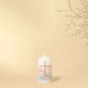 Osterkerze mit Aqarell Kreuz, Alpha- und Omega Zeichen und einem Bibelzitat – und nur in klein erhältlich.