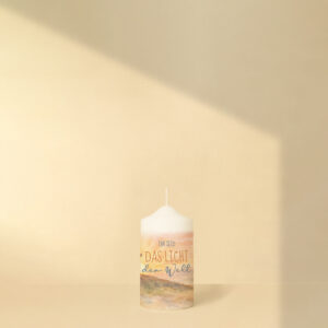 Vordere Ansicht: Osterkerze mit Kreuz auf Hügel, Sonnenuntergang und einem Bibelzitat– nur in klein erhältlich.