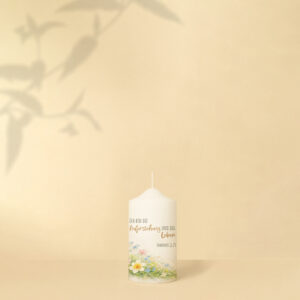 Linke Seite: Osterkerze mit Illustration Blumenwiese, Kreuz aus Blumen und einem Bibelzitat – nur in klein erhältlich.